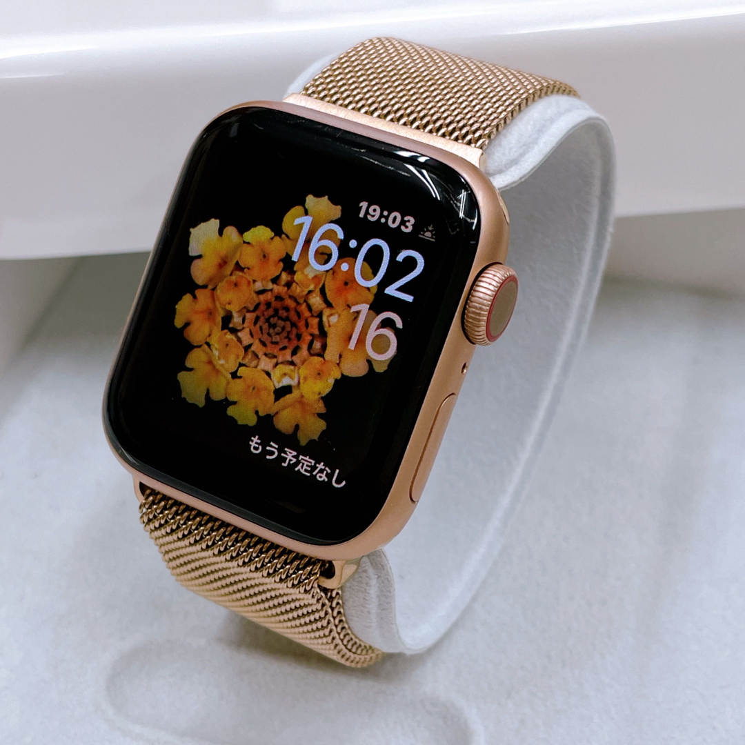 Apple Watch(アップルウォッチ)のApple Watch 40mm シリーズ4 アップルウォッチ ゴールド スマホ/家電/カメラのスマートフォン/携帯電話(その他)の商品写真