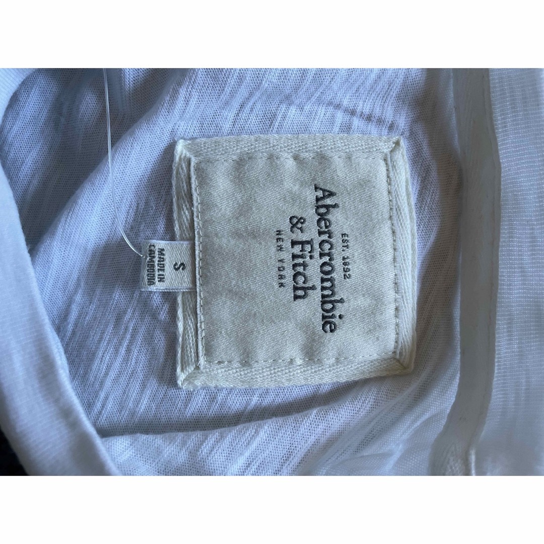 Abercrombie&Fitch(アバクロンビーアンドフィッチ)のアバクロ　シンプル　ロゴ　Tシャツ　レディース　S レディースのトップス(Tシャツ(半袖/袖なし))の商品写真