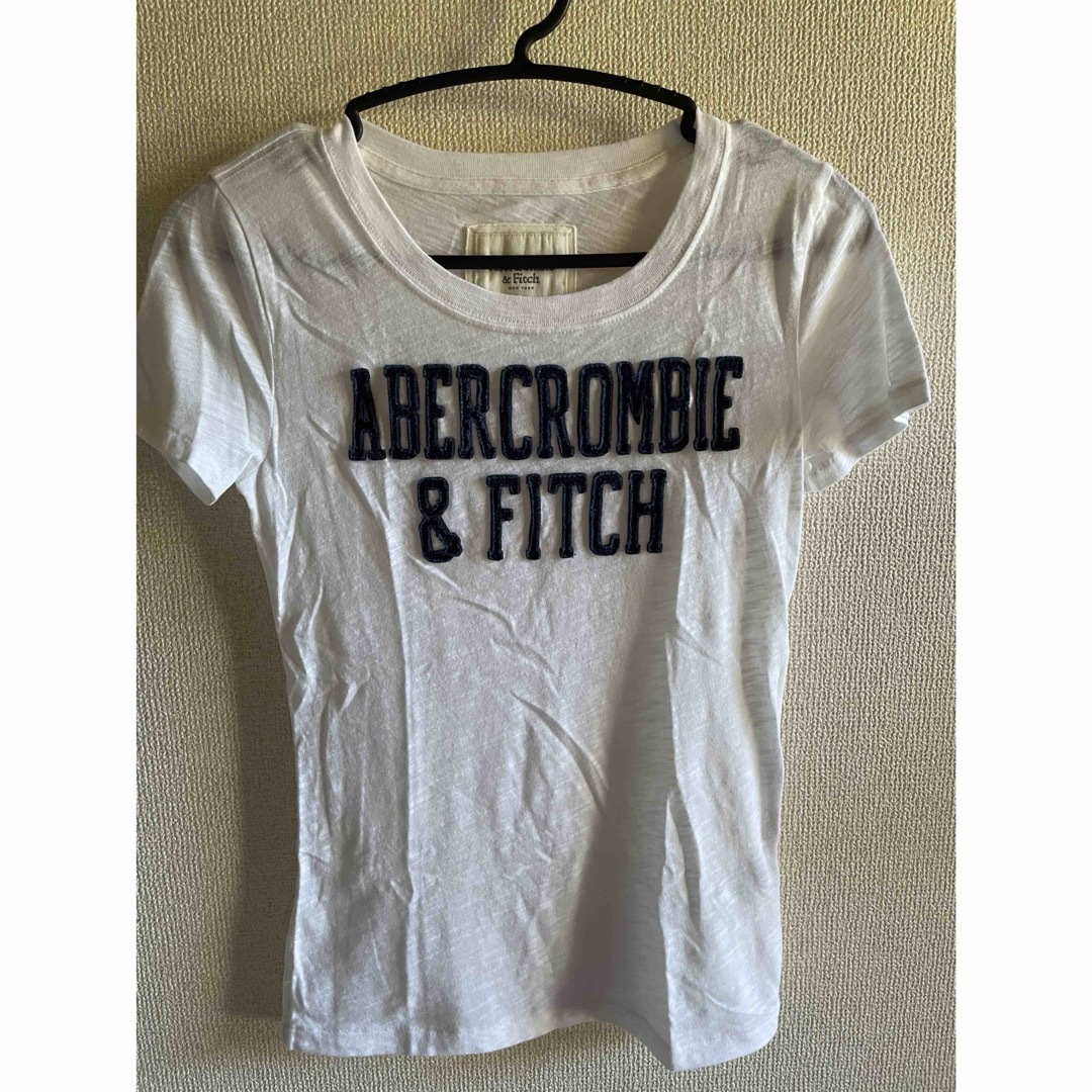 Abercrombie&Fitch(アバクロンビーアンドフィッチ)のアバクロ　シンプル　ロゴ　Tシャツ　レディース　S レディースのトップス(Tシャツ(半袖/袖なし))の商品写真