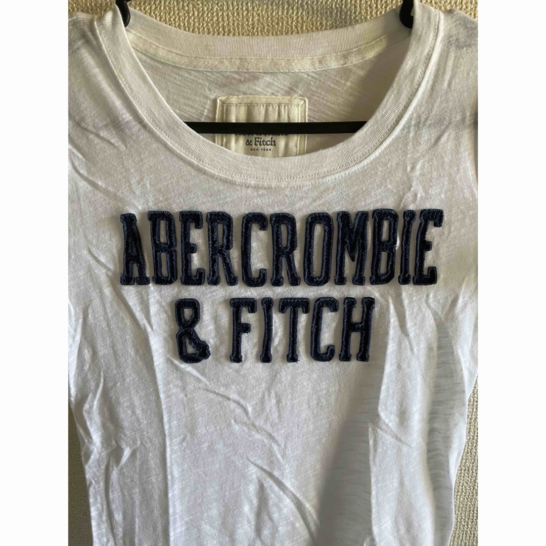 Abercrombie&Fitch(アバクロンビーアンドフィッチ)のアバクロ　シンプル　ロゴ　Tシャツ　レディース　S レディースのトップス(Tシャツ(半袖/袖なし))の商品写真