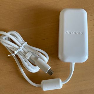 エヌティティドコモ(NTTdocomo)のdocomo ACアダプタ 07(バッテリー/充電器)