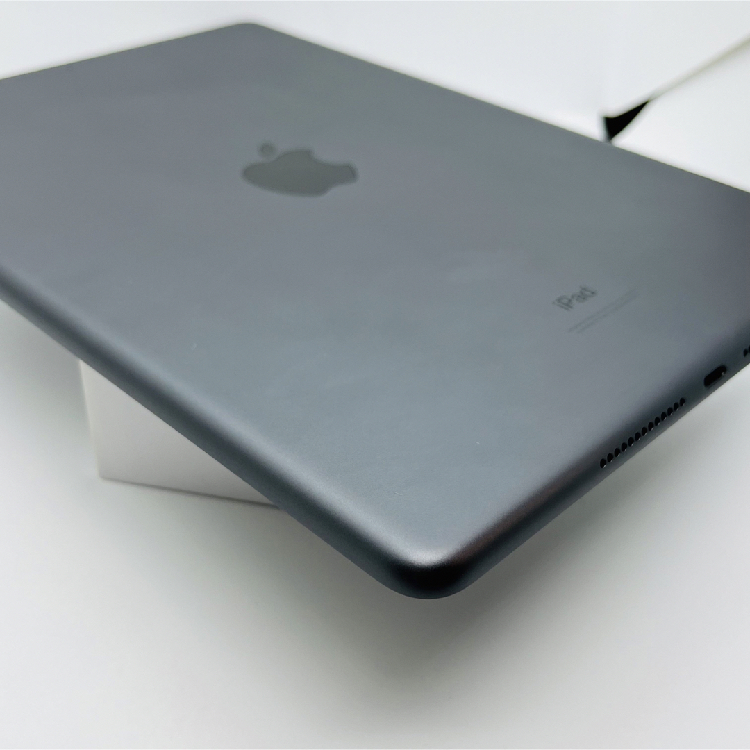 ほぼ新品　100% Apple iPad 第9世代　64 GB Gray 本体 2
