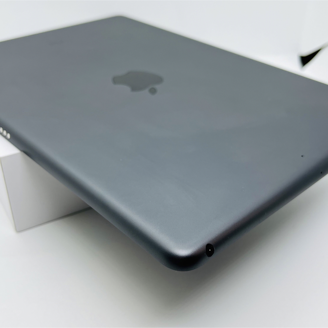 ほぼ新品　100% Apple iPad 第9世代　64 GB Gray 本体 4