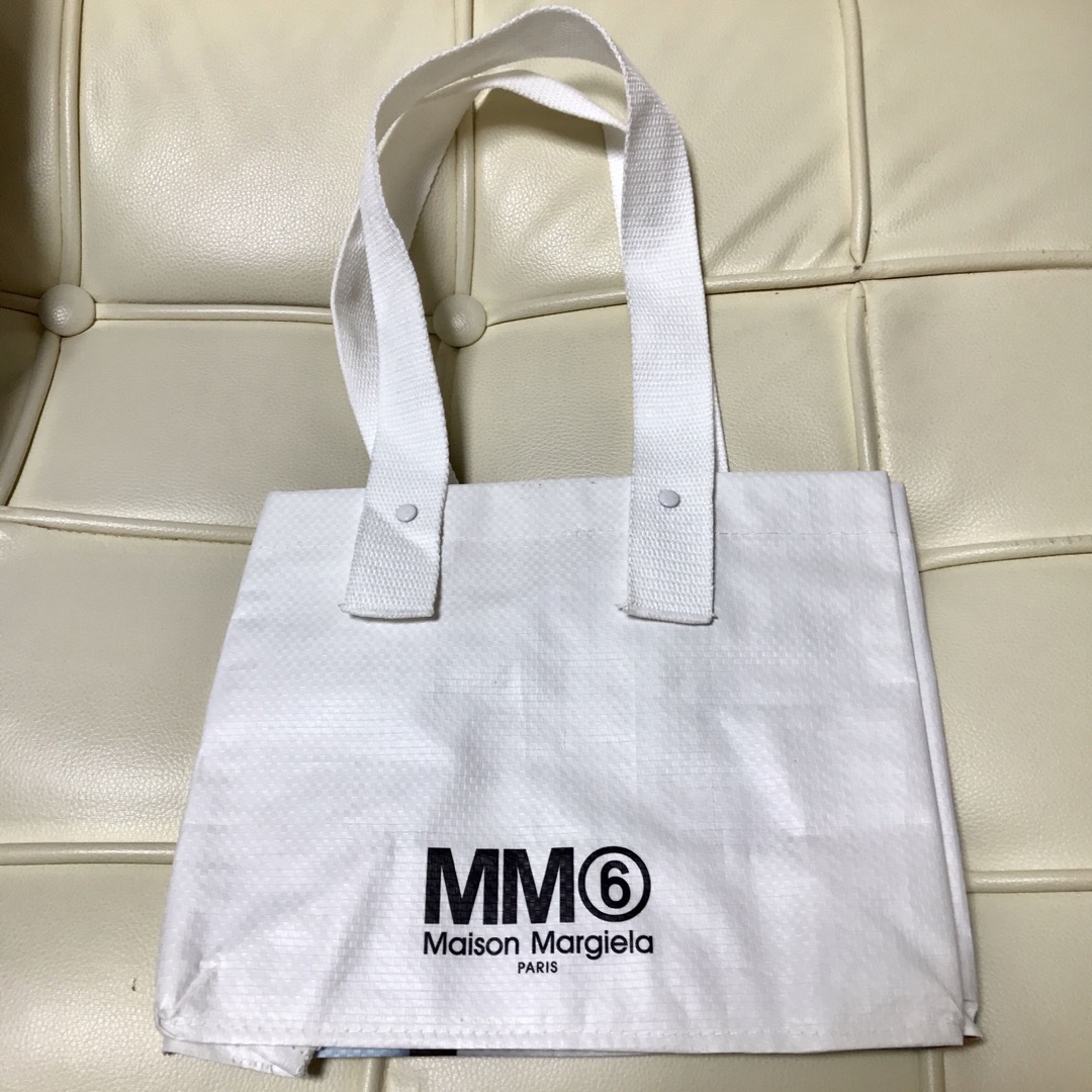 MM6(エムエムシックス)の送料込 MM6 ショップバッグ 小  レディースのバッグ(ショップ袋)の商品写真