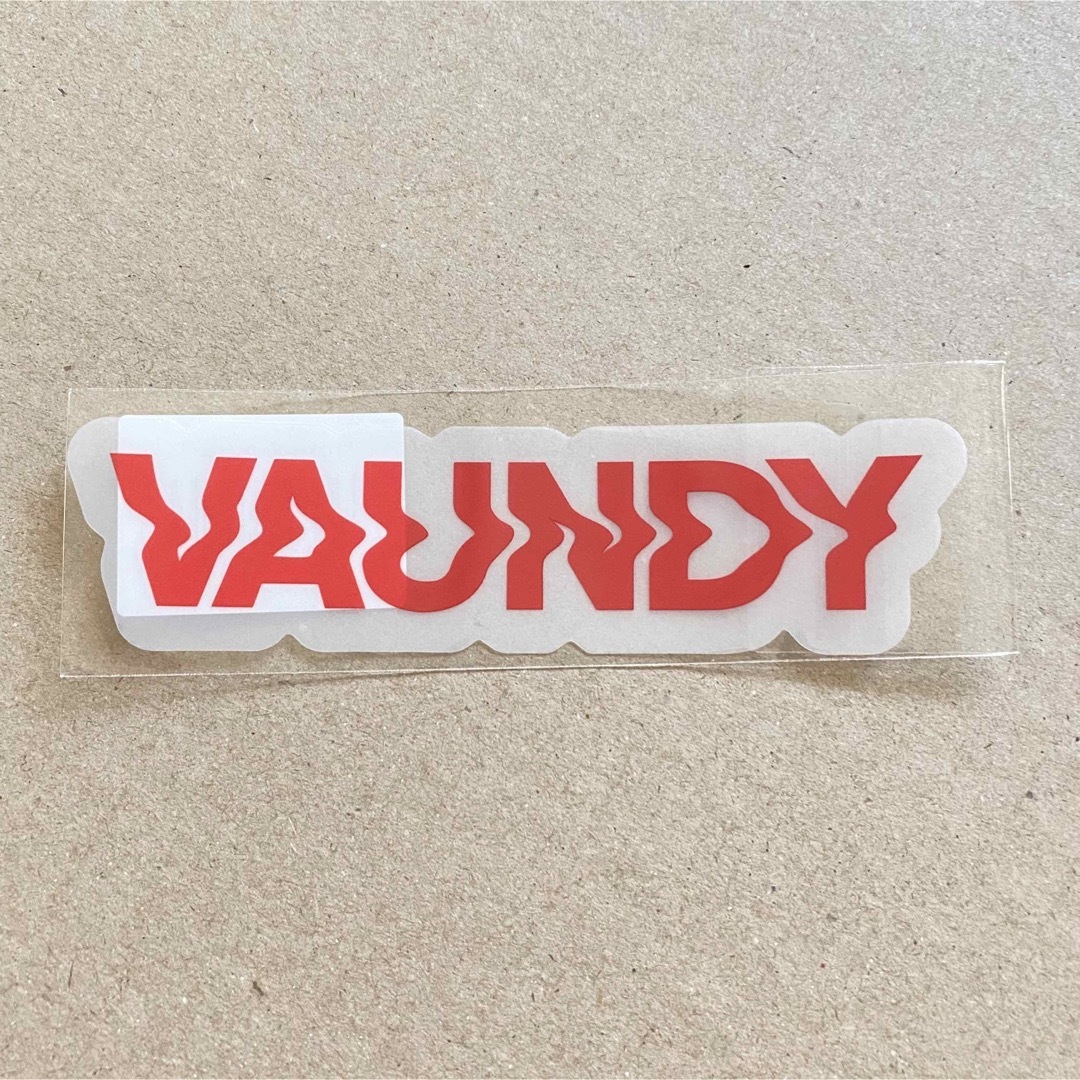 Vaundy ステッカー クリア レッド エンタメ/ホビーのタレントグッズ(ミュージシャン)の商品写真