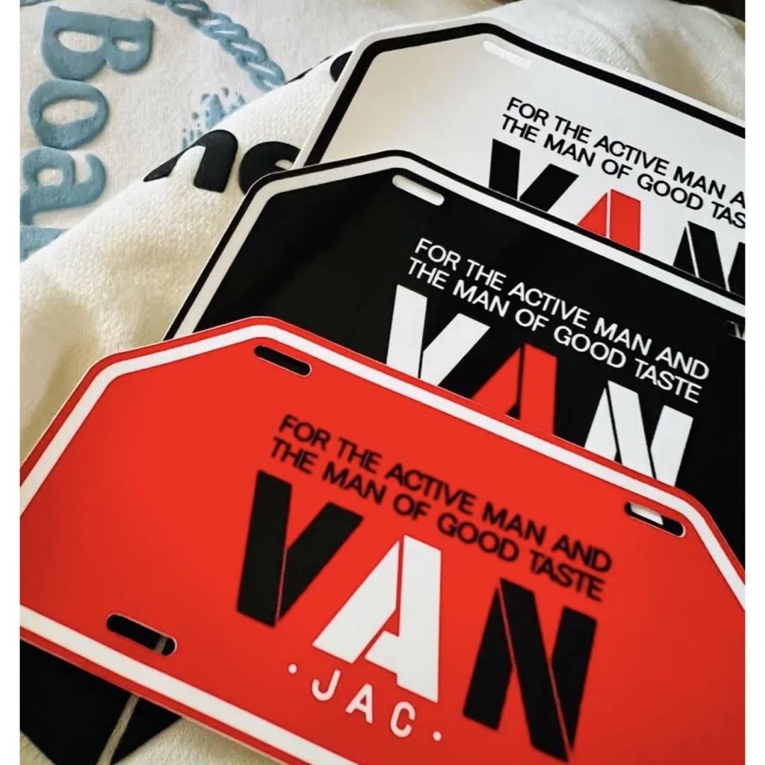 VAN Jacket(ヴァンヂャケット)のVANステッカー3色のうち1枚の出品です。横13cm耐候性良好！確認済みです。 自動車/バイクの自動車(その他)の商品写真