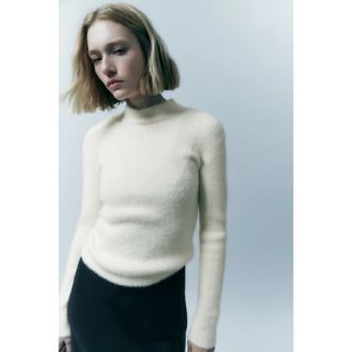 ザラ(ZARA)のZARA　フェイクファー ハイネック トップス　Lサイズ　エクリュ(ニット/セーター)