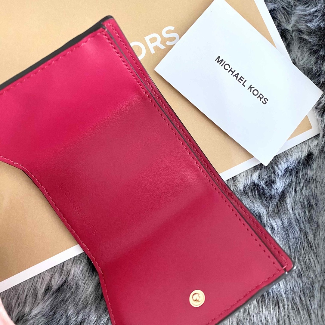 Michael Kors - 新品☆MICHAEL KORS ピンク シグネチャー レザー 折り ... 新品☆MICHAEL KORS ピンク シグネチャー レザー 折り財布
