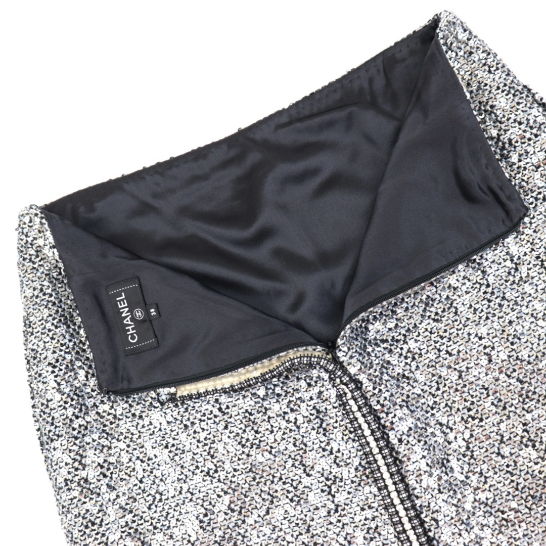 CHANEL(シャネル)の美品 シャネル P64 スパンコール ラメツイード 台形スカート レディース シルバー 黒 ゴールド 38 ココマーク ビジュー フェイクパール CHANEL レディースのスカート(その他)の商品写真