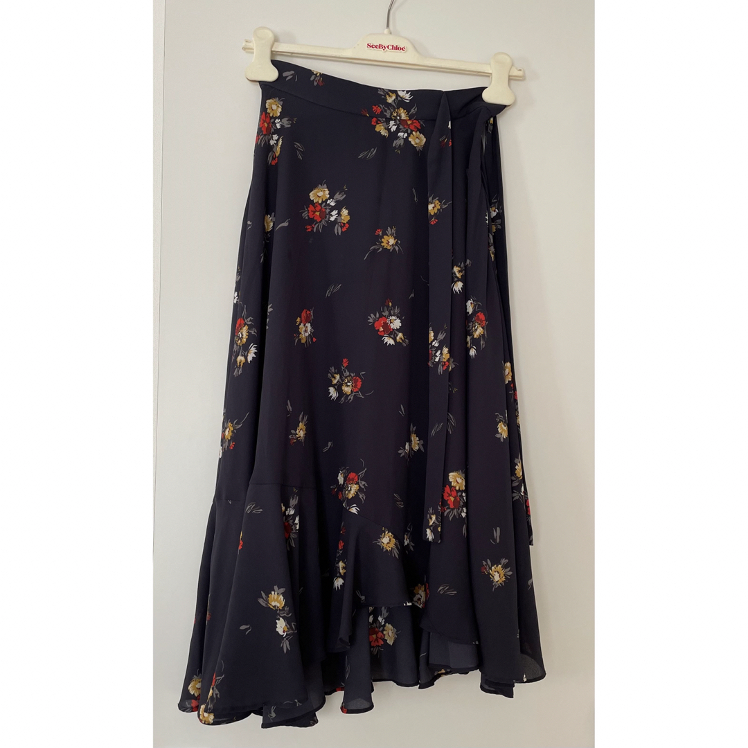 Mila Owen(ミラオーウェン)の【Mila Owen】スカート　花柄　ネイビー レディースのスカート(ロングスカート)の商品写真