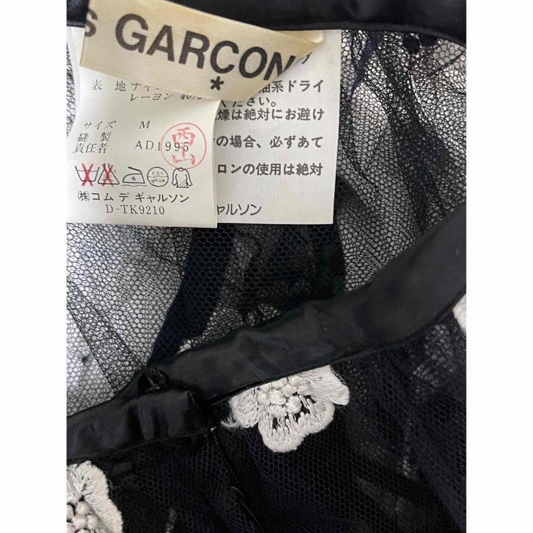 COMME des GARCONS(コムデギャルソン)のコムデギャルソン　別売りギンガムスカート付き　花刺繍　フレアースカート レディースのスカート(ひざ丈スカート)の商品写真