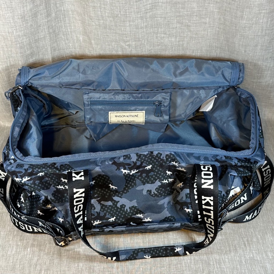 MAISON KITSUNE'(メゾンキツネ)のメゾンキツネ　イーストパック　世界限定モデル  ダッフルバッグ メンズのバッグ(ボストンバッグ)の商品写真