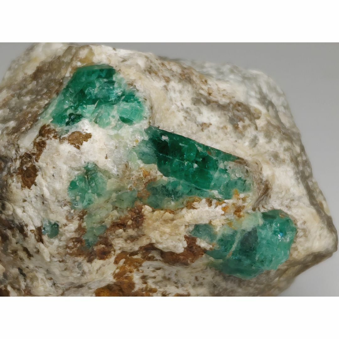エメラルド 128g 緑柱石 ベリル 鉱物 原石 自然石 鑑賞石 誕生石
