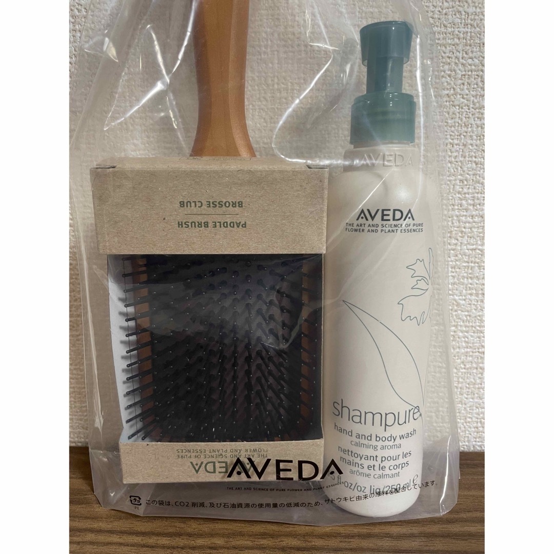 AVEDA(アヴェダ)の【新品未開封】AVEDAアヴェダ　パドルブラシ　ハンド＆ボディウォッシュ　セット コスメ/美容のヘアケア/スタイリング(ヘアブラシ/クシ)の商品写真