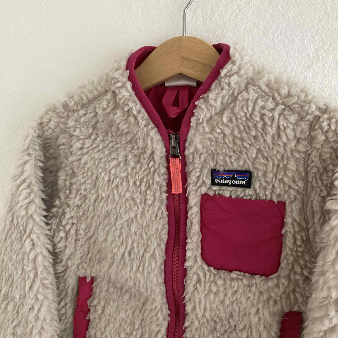 patagonia(パタゴニア)の人気　パタゴニア　キッズ　レトロＸ　3Ｔ　100　ピンク　女の子　アウター　ボア キッズ/ベビー/マタニティのキッズ服女の子用(90cm~)(ジャケット/上着)の商品写真