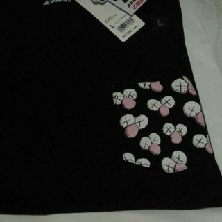 ユニクロ(UNIQLO)のKAWS Tシャツ(衣装)