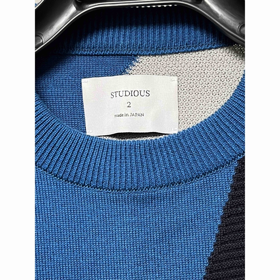 STUDIOUS(ステュディオス)の最終価格STUDIOUS ニット　アシンメトリー　パッチ　ブルー　セーター メンズのトップス(ニット/セーター)の商品写真