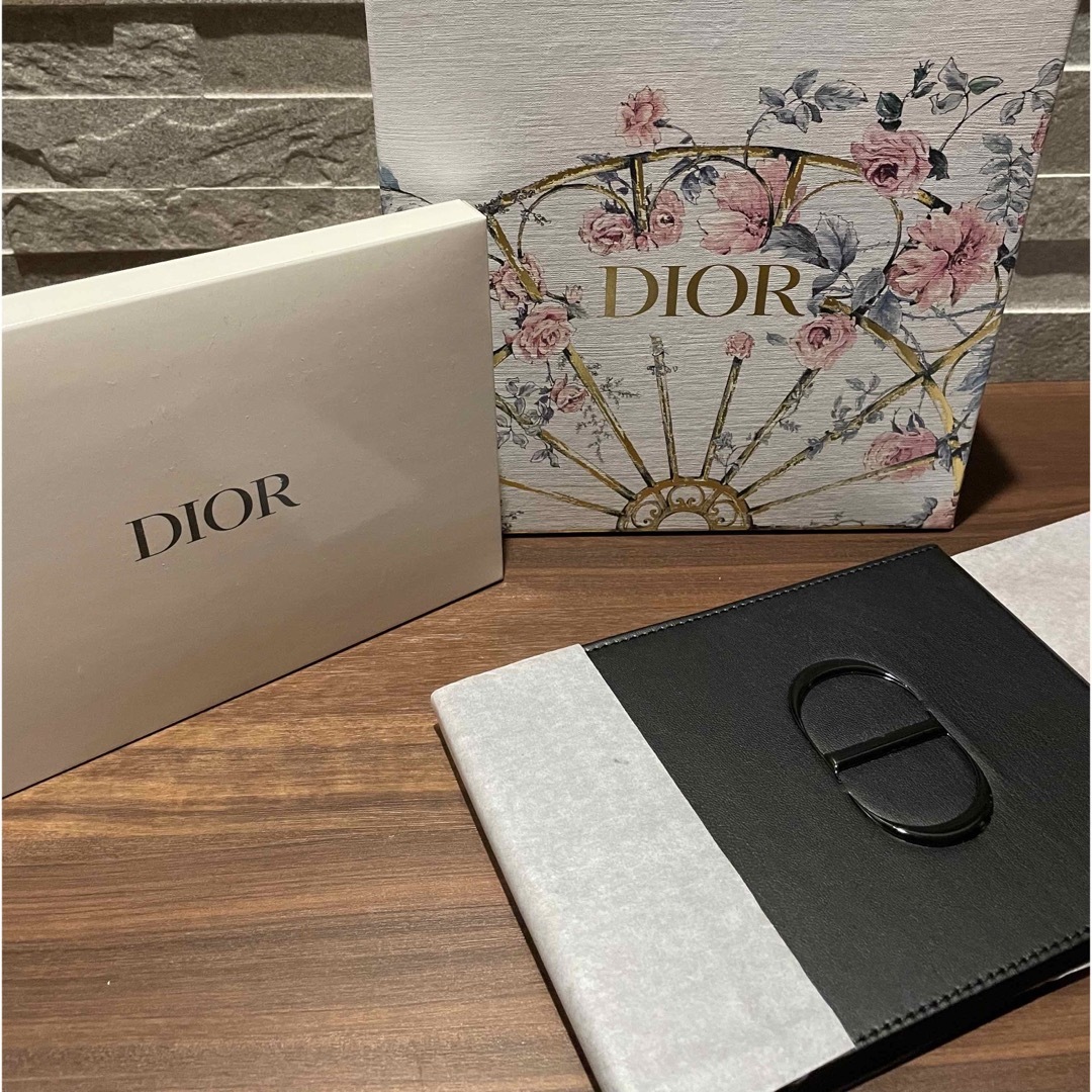 Christian Dior(クリスチャンディオール)の新品　未使用　Dior 鏡　スタンド　ミラー　ノベルティ　黒　ブラック　シック エンタメ/ホビーのコレクション(ノベルティグッズ)の商品写真