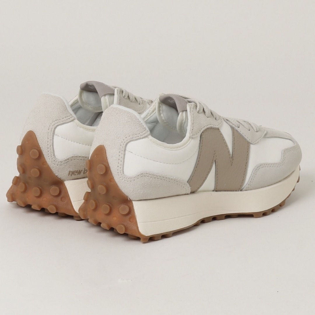 New Balance(ニューバランス)のNew Balance 327 white/beige レディースの靴/シューズ(スニーカー)の商品写真