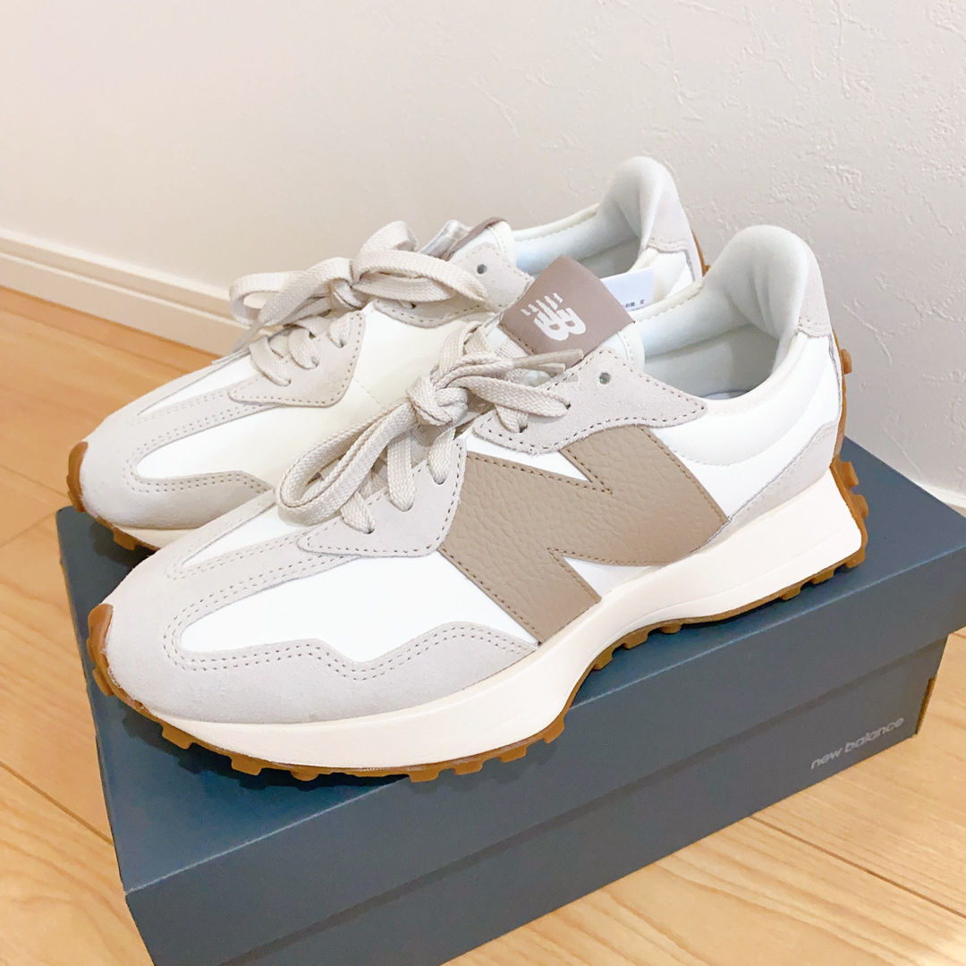 New Balance(ニューバランス)のNew Balance 327 white/beige レディースの靴/シューズ(スニーカー)の商品写真