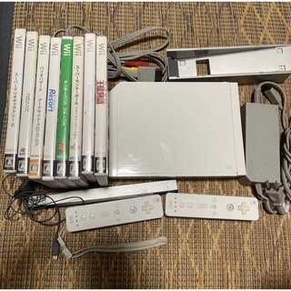 ウィー(Wii)のすぐ遊べるセット　Wii 本体、ケーブル　とソフト8本　　まとめ売り(家庭用ゲーム機本体)