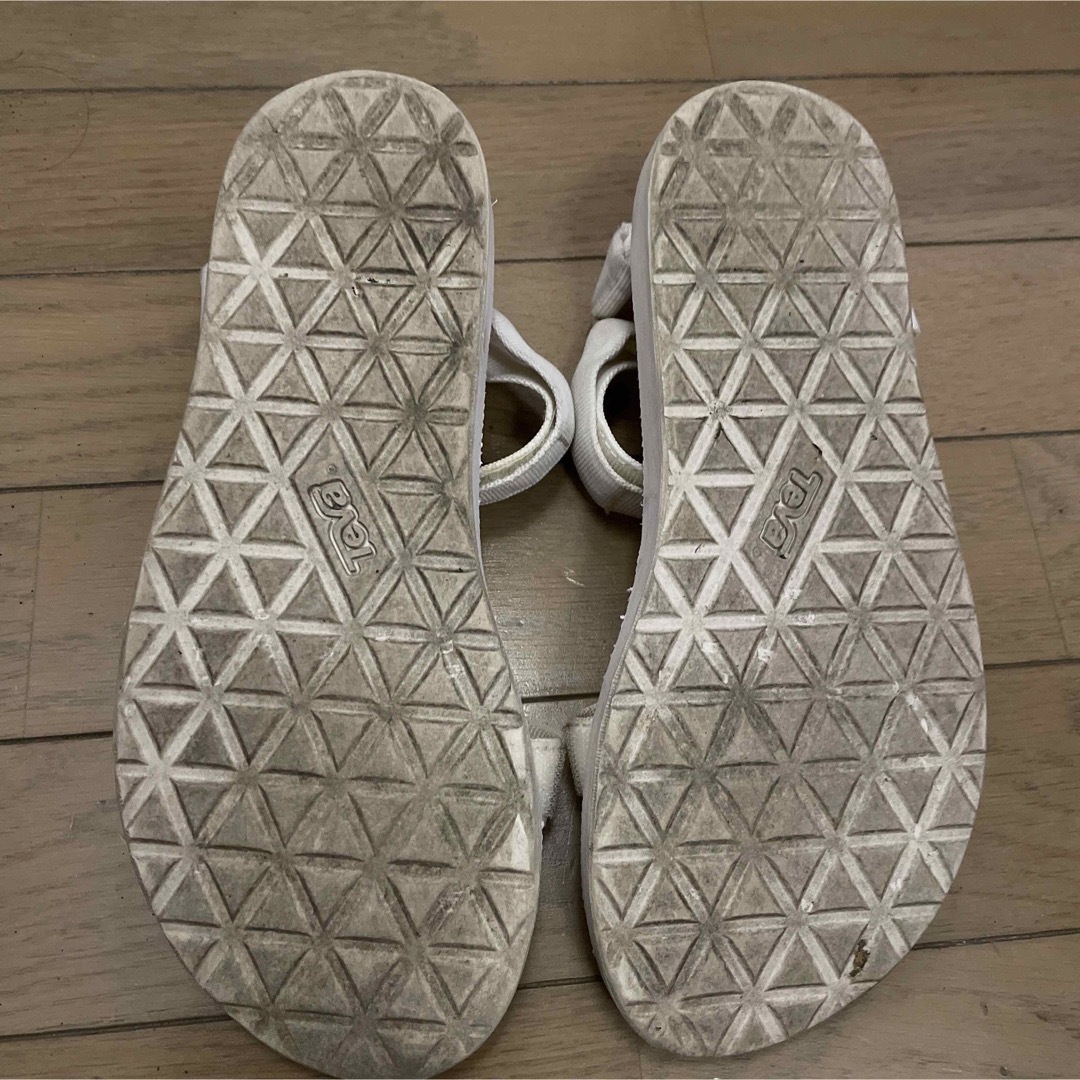 Teva(テバ)のテバ25cm white レディースの靴/シューズ(サンダル)の商品写真