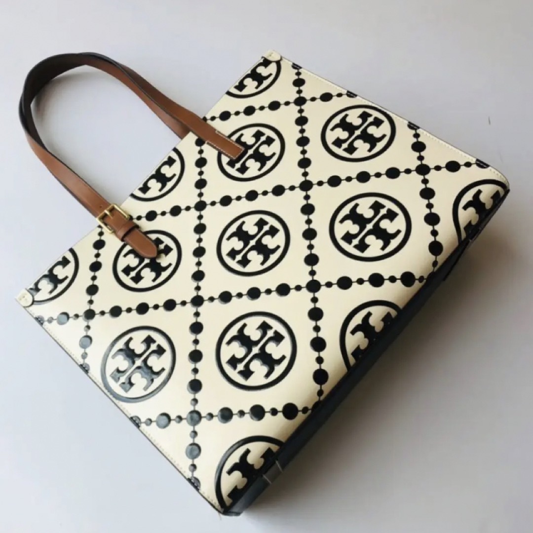 Tory Burch(トリーバーチ)のトリーバーチ　Tモノグラム　コントラスト　エンボス　トートバッグ　新品・未使用 レディースのバッグ(トートバッグ)の商品写真