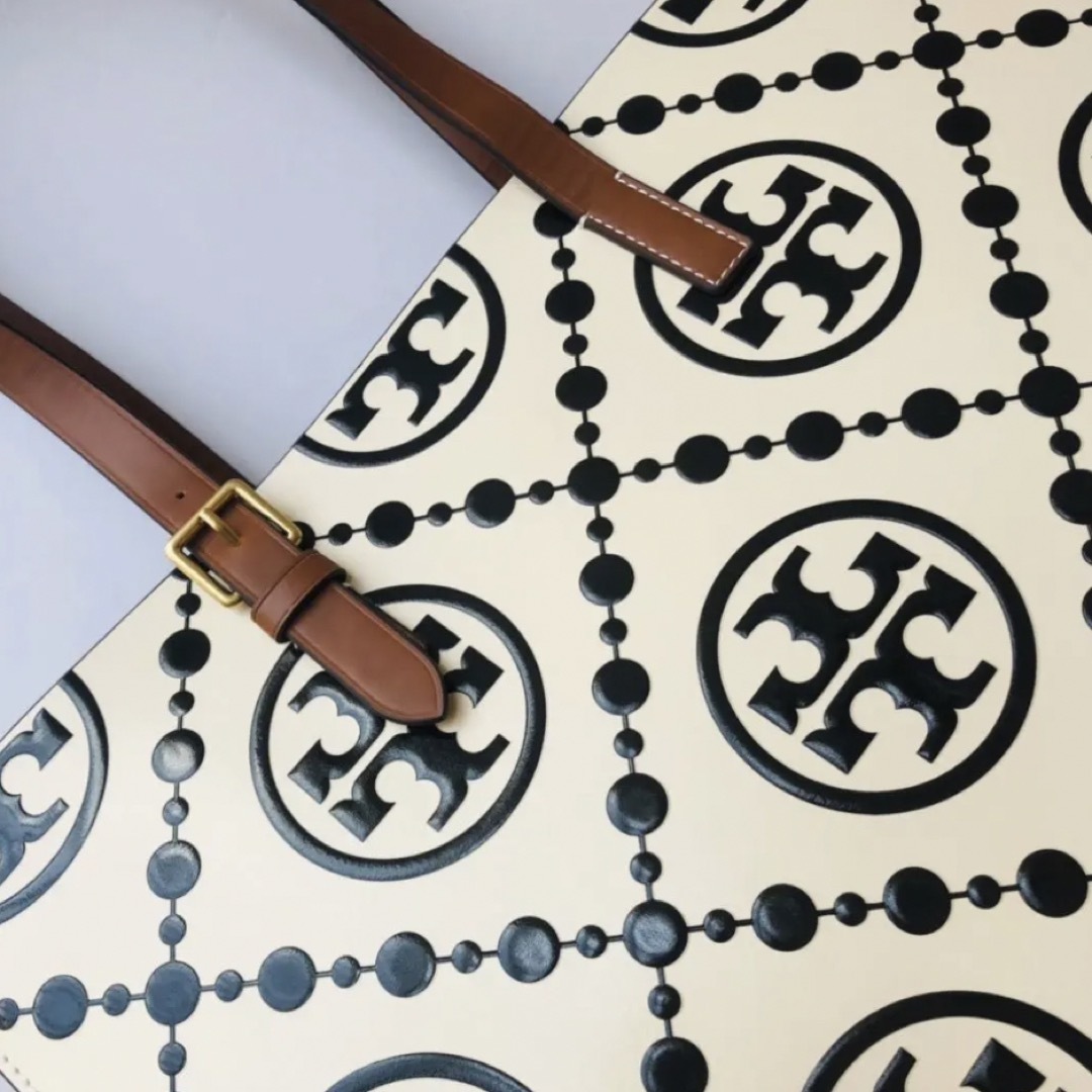 Tory Burch(トリーバーチ)のトリーバーチ　Tモノグラム　コントラスト　エンボス　トートバッグ　新品・未使用 レディースのバッグ(トートバッグ)の商品写真