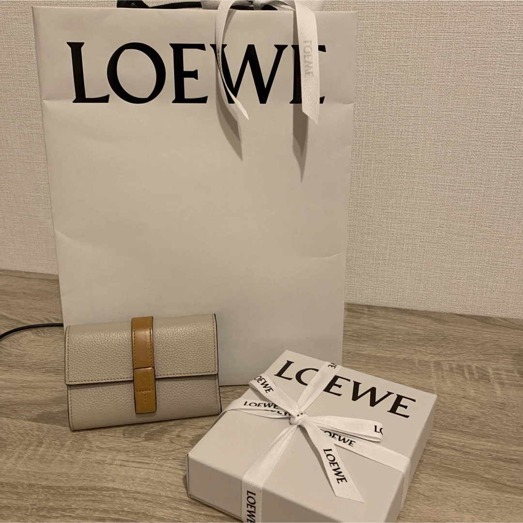 正規品◎LOEWE スモールバーティカルウォレット ライトオーツ-dadra.com