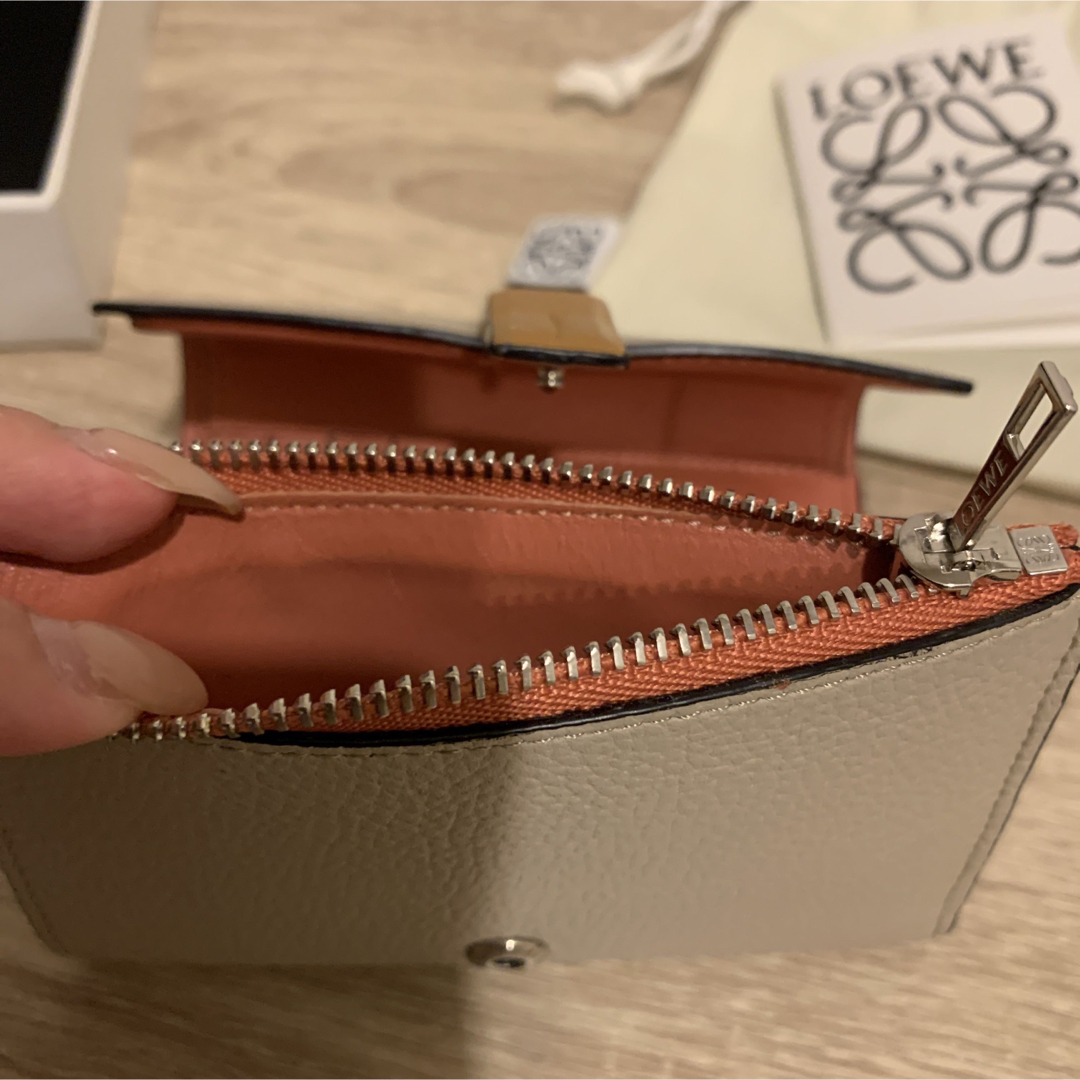 正規品◎LOEWE スモールバーティカルウォレット ライトオーツ-dadra.com