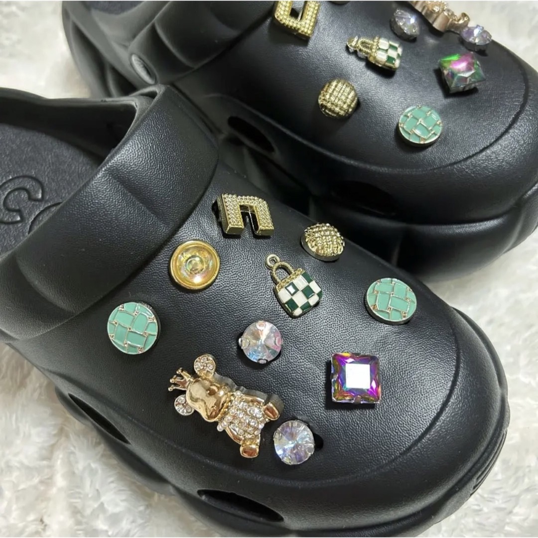 厚底サンダル♡ジビッツ付きクロックスcrocsブラック レディースの靴/シューズ(サンダル)の商品写真