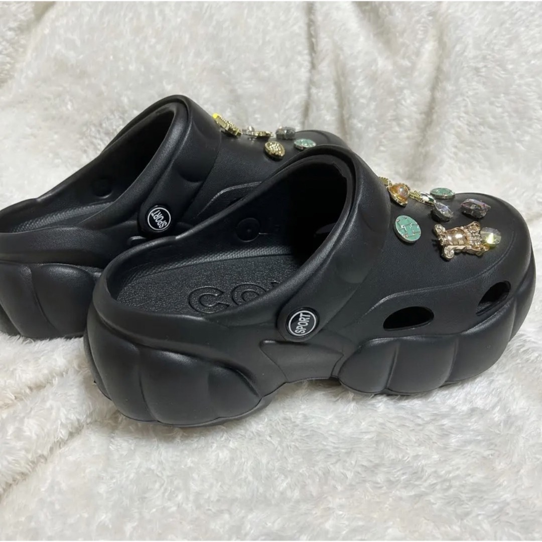 厚底サンダル♡ジビッツ付きクロックスcrocsブラック レディースの靴/シューズ(サンダル)の商品写真