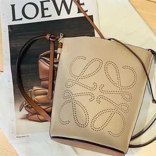 ロエベ 革の通販 2,000点以上 | LOEWEを買うならラクマ