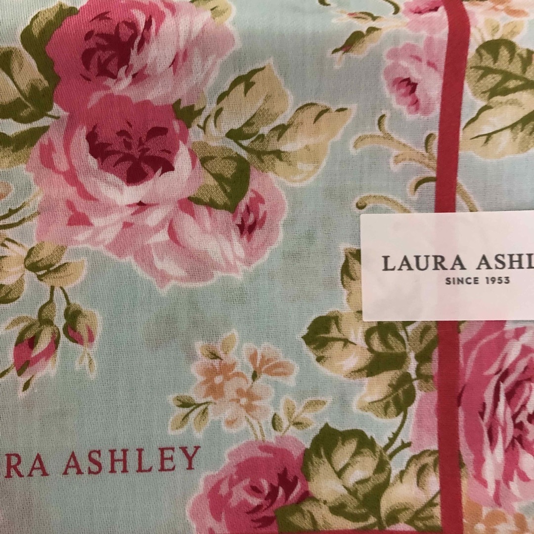 LAURA ASHLEY(ローラアシュレイ)のローラアシュレイ  ハンカチ　新品未使用 レディースのファッション小物(ハンカチ)の商品写真