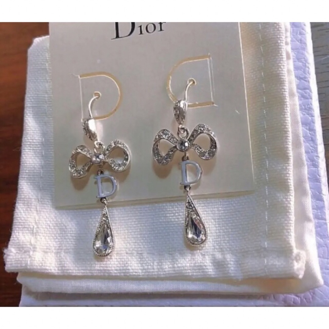 Dior 揺れるピアス Silver リボン Dロゴ 可愛い ストーン シルバー