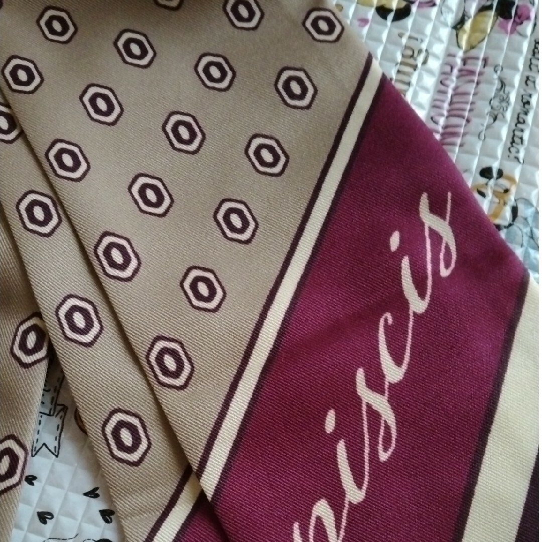 GU(ジーユー)のGU スカーフ　ベージュ エンジ レディースのファッション小物(バンダナ/スカーフ)の商品写真