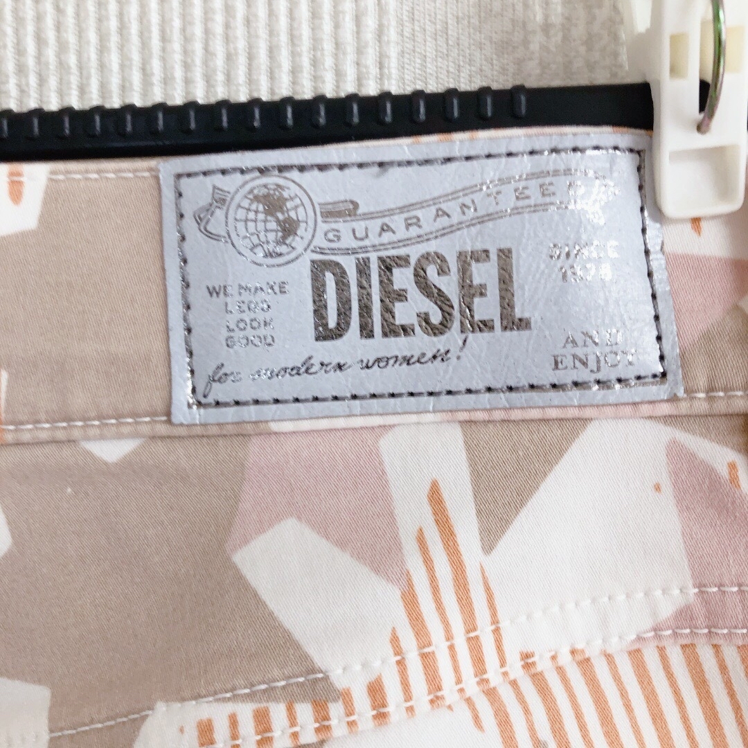 DIESEL(ディーゼル)のDIESEL ボトムス デニムパンツ   総柄　W24 レディースのパンツ(デニム/ジーンズ)の商品写真