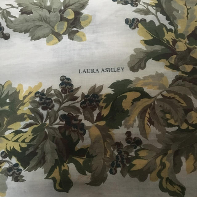 LAURA ASHLEY(ローラアシュレイ)のローラアシュレー 正方形 ウール100% ショール レディースのファッション小物(マフラー/ショール)の商品写真