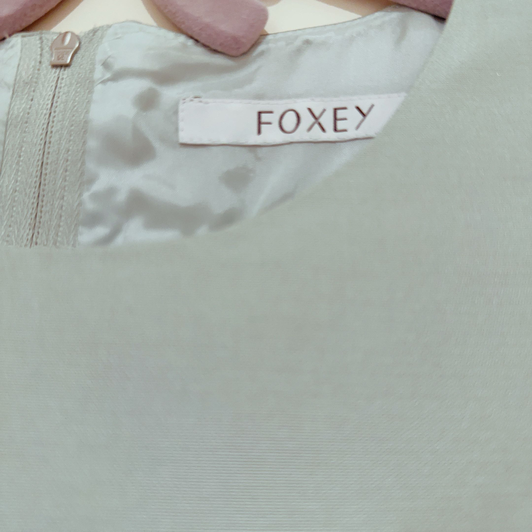 FOXEY(フォクシー)の【新品】フォクシーワンピース 2段切替ワンピース グリーン系 ワンピース レディースのワンピース(ひざ丈ワンピース)の商品写真