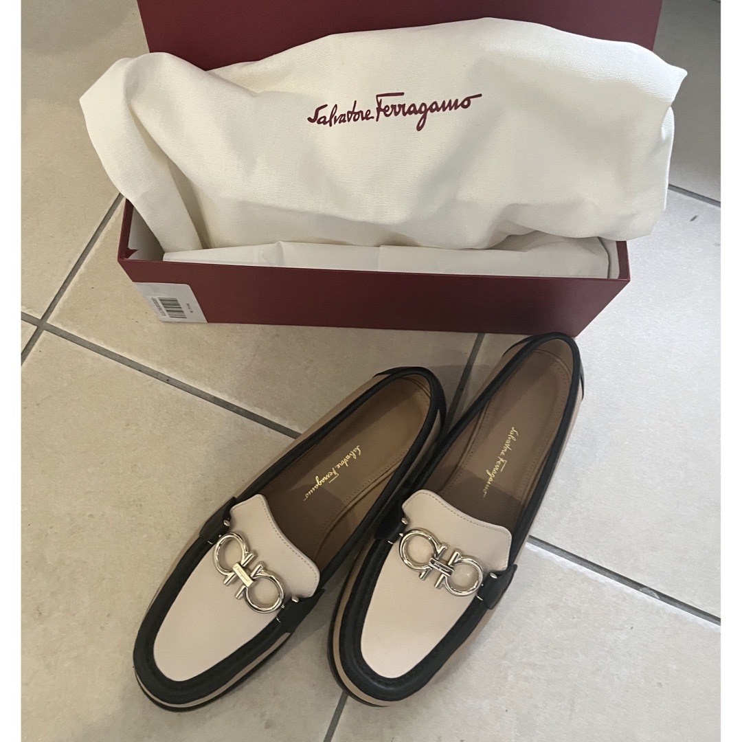 Salvatore Ferragamo(サルヴァトーレフェラガモ)の‼️試し履きのみ‼️おしゃれなモカシン　フェラガモ レディースの靴/シューズ(スリッポン/モカシン)の商品写真