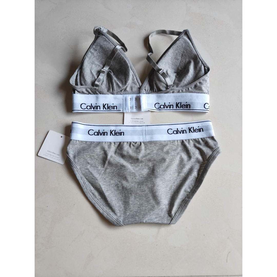 Calvin Klein(カルバンクライン)のCalvin Klein  ブラジャーショーツ　グレー　上下セット  下着 レディースの下着/アンダーウェア(ブラ&ショーツセット)の商品写真