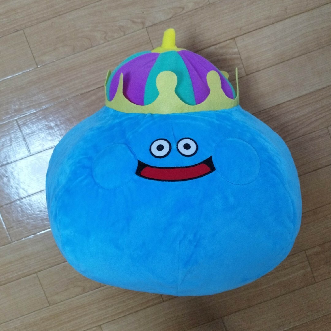 SQUARE ENIX(スクウェアエニックス)のDRAGON QUEST ドラゴンクエスト BIGぬいぐるみ キングスライム エンタメ/ホビーのおもちゃ/ぬいぐるみ(キャラクターグッズ)の商品写真