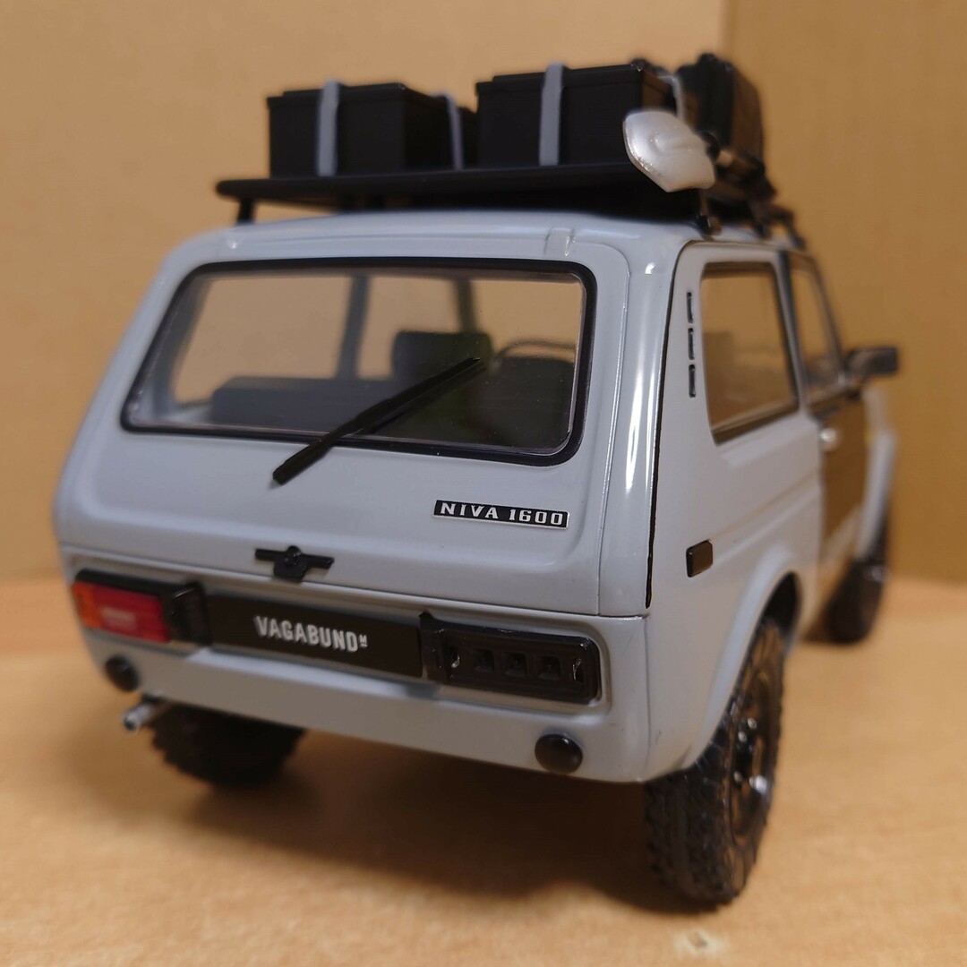 1/18 ラーダ ニーヴァ V Lada Niva 1980 グレー ソリド製