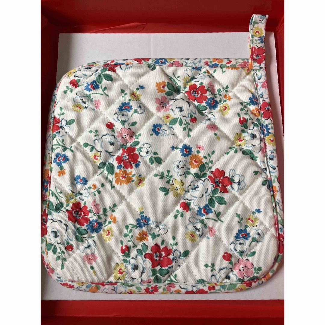 Cath Kidston(キャスキッドソン)の最終価格‼️Cath Kidston キャスキッドソン　鍋敷き　新品　未使用　 インテリア/住まい/日用品のキッチン/食器(収納/キッチン雑貨)の商品写真