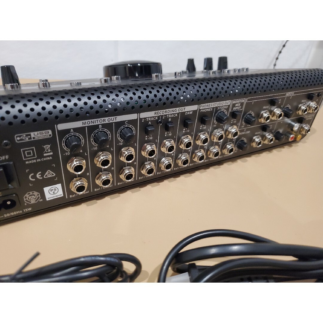 数週間のみ使用の美品 BEHRINGER　XENYX CONTROL2USB 3