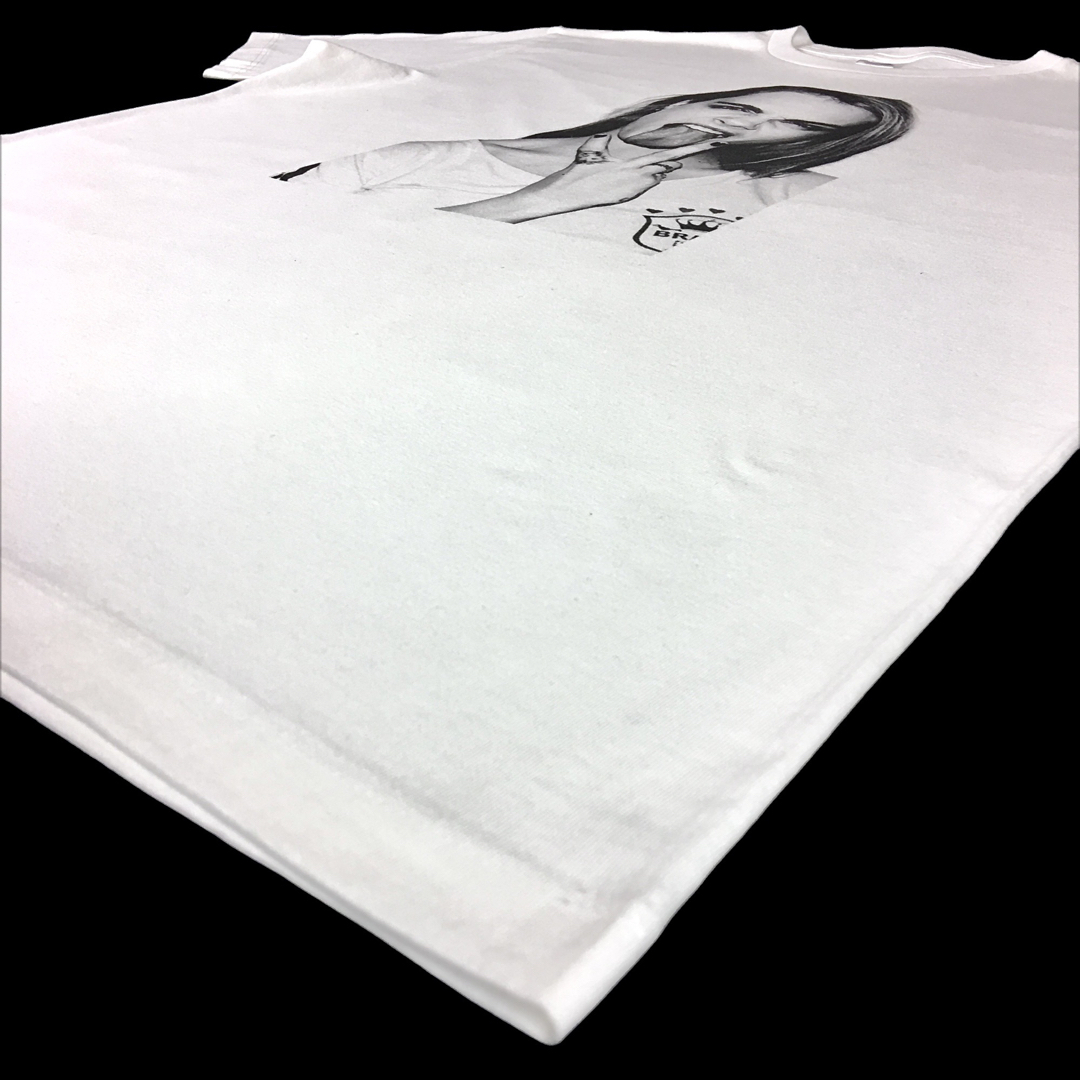 新品 カーラデルヴィーニュ カリスマ セレブモデル ベロ出しピース 白 Tシャツ メンズのトップス(Tシャツ/カットソー(半袖/袖なし))の商品写真