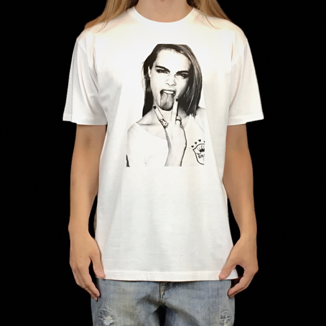 新品 カーラデルヴィーニュ カリスマ セレブモデル ベロ出しピース 白 Tシャツ メンズのトップス(Tシャツ/カットソー(半袖/袖なし))の商品写真