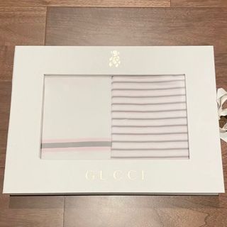 グッチ(Gucci)のGUCCI スタイ　グッチ　ベビー　baby 新品　ギフト(ベビースタイ/よだれかけ)