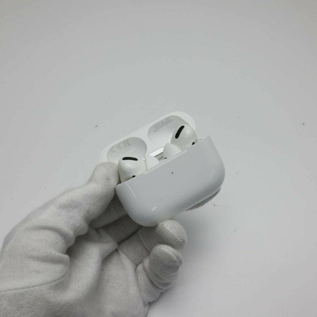 Apple(アップル)のAirPods Pro ホワイト  スマホ/家電/カメラのオーディオ機器(ヘッドフォン/イヤフォン)の商品写真