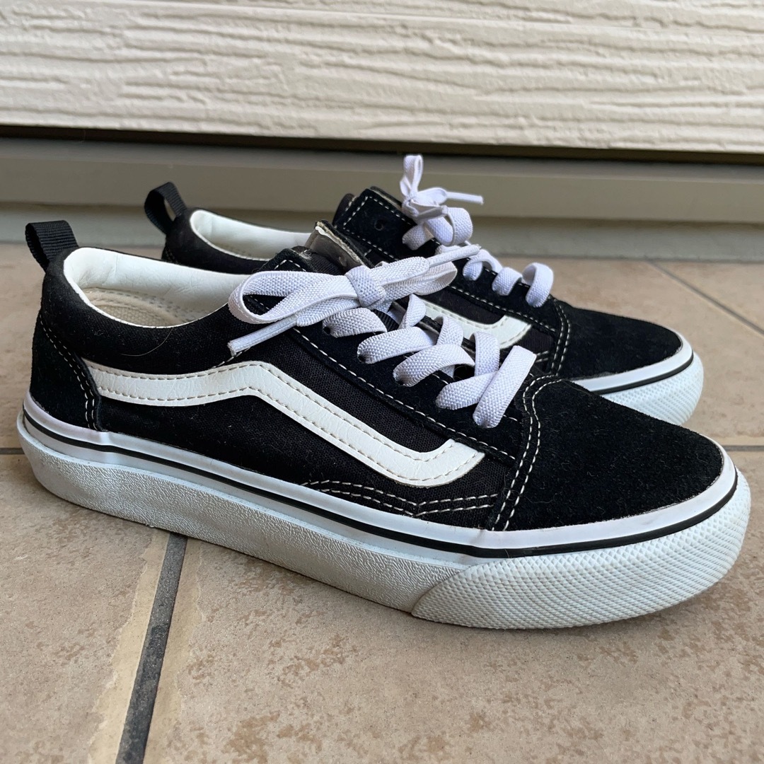 VANS(ヴァンズ)のVANS バンズ 靴 スニーカー ブラック レディース キッズ キッズ/ベビー/マタニティのキッズ靴/シューズ(15cm~)(スニーカー)の商品写真